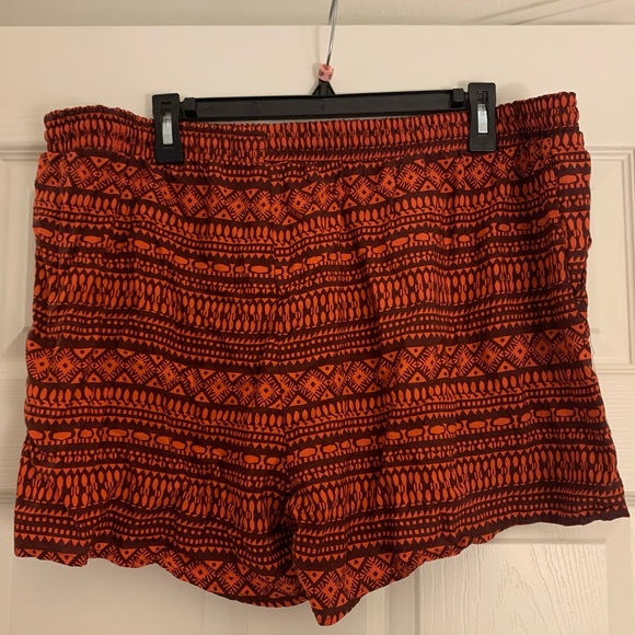 Old Navy patterned shorts - Picture 2 of 5
